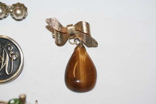 **RS17** A collection of 6x vintage ladies brooches including a rare "German - US Zone" brooch