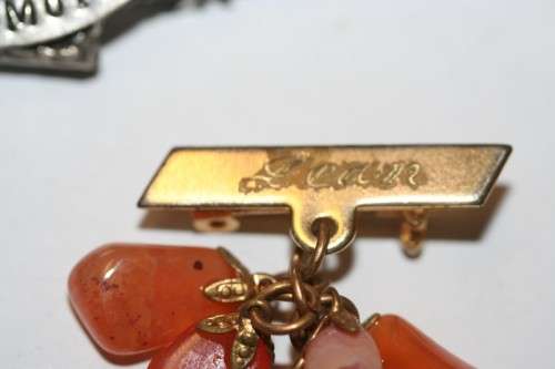 **RS17** A collection of 6x vintage ladies brooches including a rare "German - US Zone" brooch
