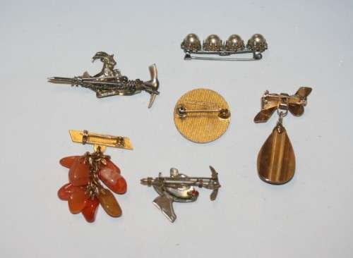 **RS17** A collection of 6x vintage ladies brooches including a rare "German - US Zone" brooch