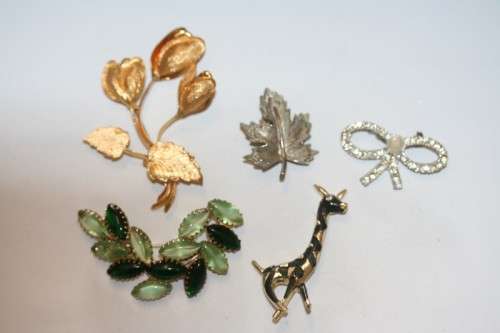 **RS17** A collection of 5x  vintage ladies brooches incl. a stone brooch, in gorgeous condition!
