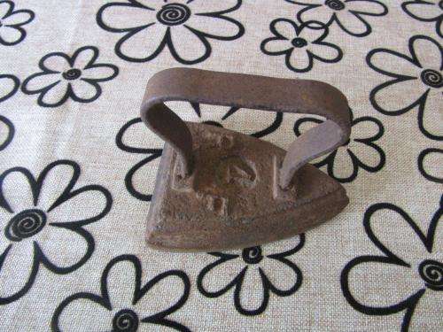 Three fantastic and very collectable vintage/ antique cast iron coal stove clothes iron - price/iron