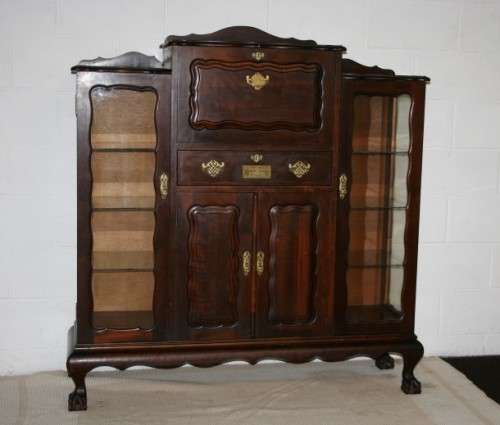 A beautiful vintage Merlin Furniture Imbuia ball & claw drinks cabinet/ server in awesome condition!