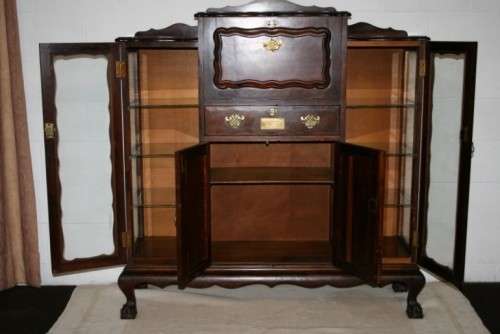 A beautiful vintage Merlin Furniture Imbuia ball & claw drinks cabinet/ server in awesome condition!