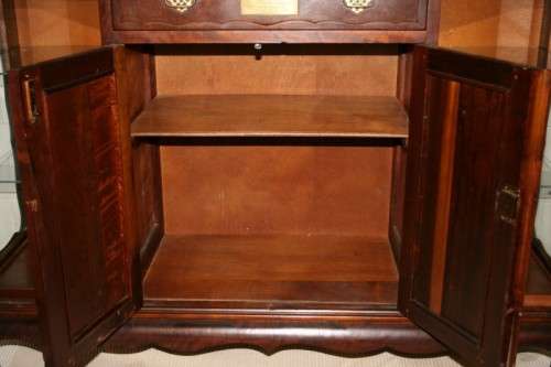 A beautiful vintage Merlin Furniture Imbuia ball & claw drinks cabinet/ server in awesome condition!
