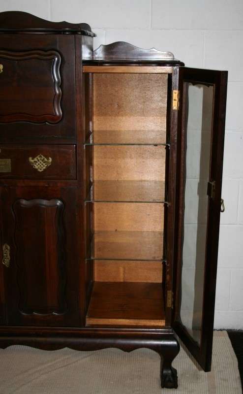 A beautiful vintage Merlin Furniture Imbuia ball & claw drinks cabinet/ server in awesome condition!