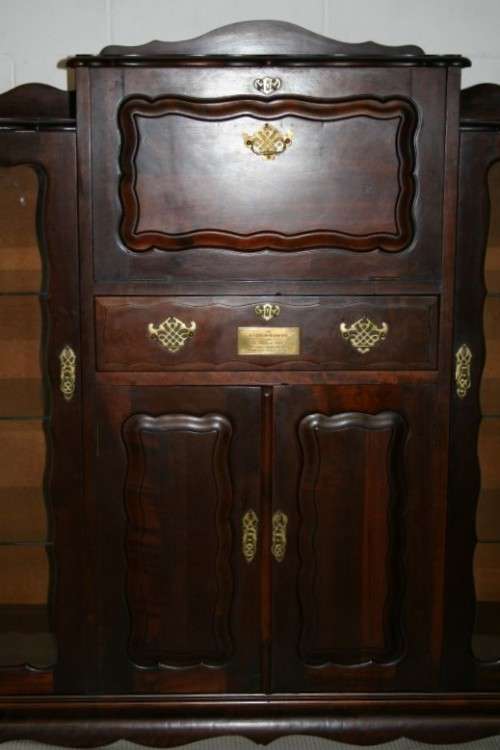 A beautiful vintage Merlin Furniture Imbuia ball & claw drinks cabinet/ server in awesome condition!