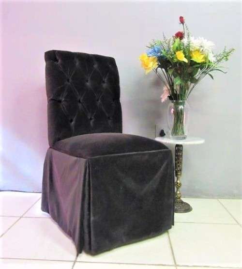 **RS17** A marvellous skirted Parson's chair w/ a button back and beautiful upholstery