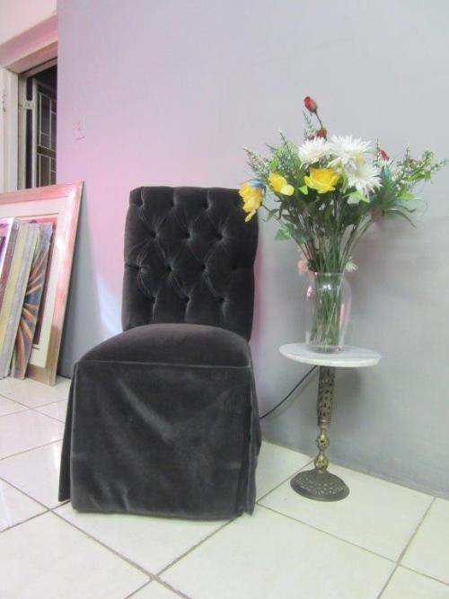**RS17** A marvellous skirted Parson's chair w/ a button back and beautiful upholstery