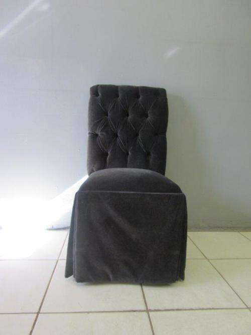 **RS17** A marvellous skirted Parson's chair w/ a button back and beautiful upholstery