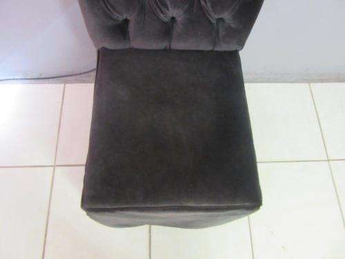 **RS17** A marvellous skirted Parson's chair w/ a button back and beautiful upholstery