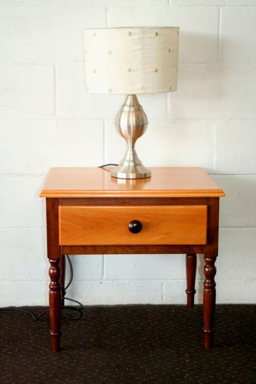 **RS17** A fabulous, stylish single-drawer yellow wood and imbuia bedside pedestal
