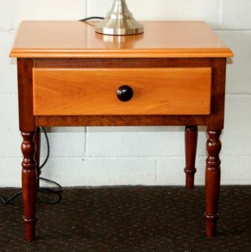 **RS17** A fabulous, stylish single-drawer yellow wood and imbuia bedside pedestal
