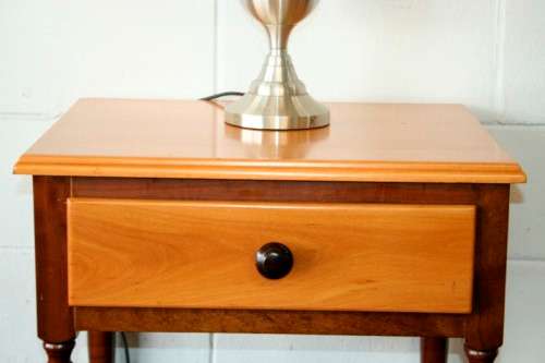 **RS17** A fabulous, stylish single-drawer yellow wood and imbuia bedside pedestal