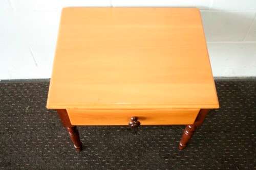 **RS17** A fabulous, stylish single-drawer yellow wood and imbuia bedside pedestal