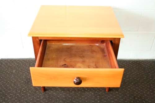 **RS17** A fabulous, stylish single-drawer yellow wood and imbuia bedside pedestal