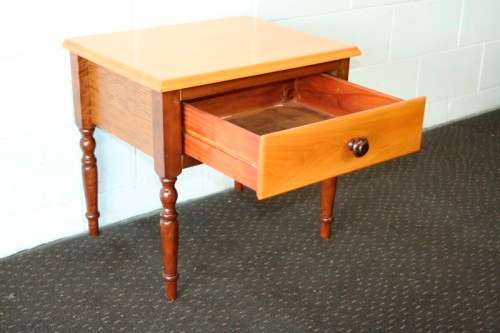 **RS17** A fabulous, stylish single-drawer yellow wood and imbuia bedside pedestal