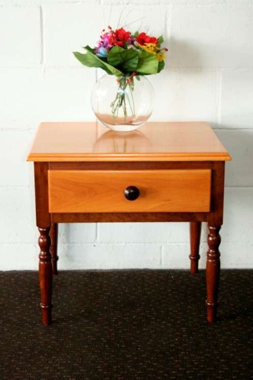 **RS17** A fabulous, stylish single-drawer yellow wood and imbuia bedside pedestal