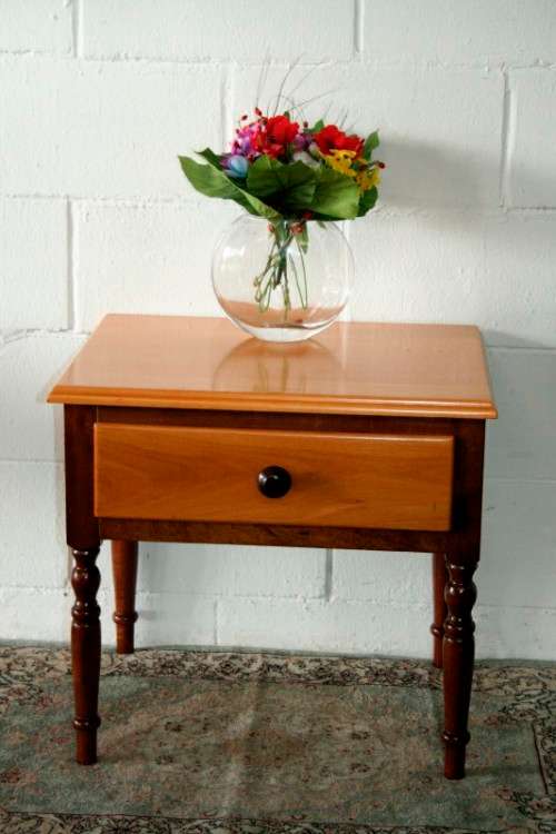**RS17** A fabulous, stylish single-drawer yellow wood and imbuia bedside pedestal