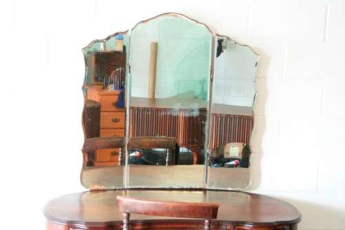 Exquisite vintage solid Imbuia ball & claw kidney-shape knee-hole dresser w/ folding mirrors RS17Bed