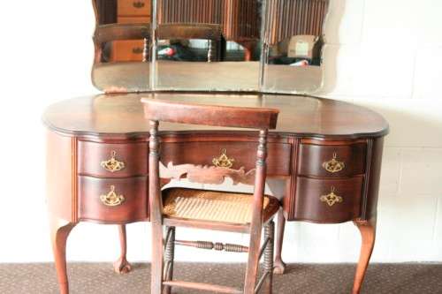 Exquisite vintage solid Imbuia ball & claw kidney-shape knee-hole dresser w/ folding mirrors RS17Bed
