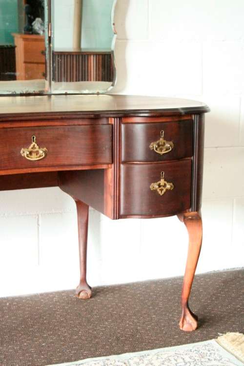Exquisite vintage solid Imbuia ball & claw kidney-shape knee-hole dresser w/ folding mirrors RS17Bed
