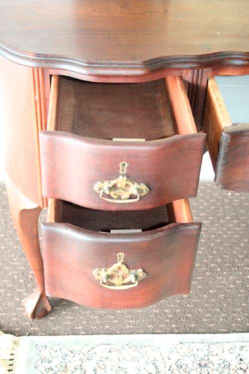 Exquisite vintage solid Imbuia ball & claw kidney-shape knee-hole dresser w/ folding mirrors RS17Bed
