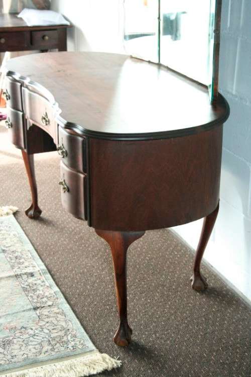 Exquisite vintage solid Imbuia ball & claw kidney-shape knee-hole dresser w/ folding mirrors RS17Bed