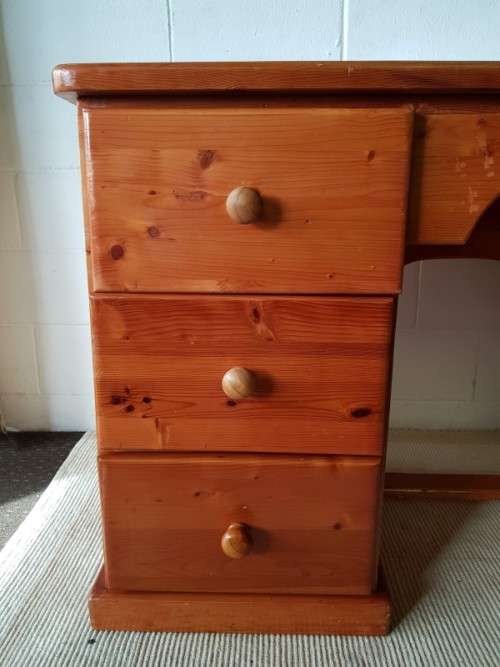 An amazing solid Oregon sturdy office/ study desk with ample drawers in good condition