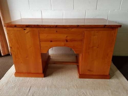 An amazing solid Oregon sturdy office/ study desk with ample drawers in good condition