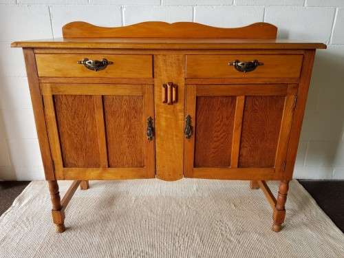 A stunning antique oak dresser/ bedroom stand with two drawers and two cupboards RS17Bed