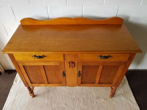 A stunning antique oak dresser/ bedroom stand with two drawers and two cupboards RS17Bed