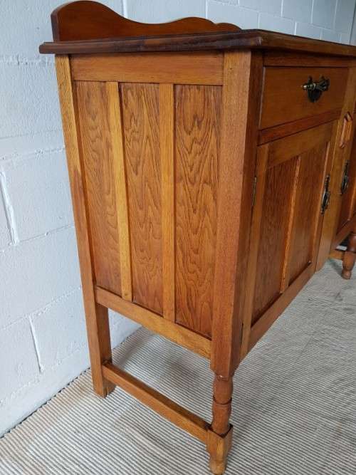 A stunning antique oak dresser/ bedroom stand with two drawers and two cupboards RS17Bed
