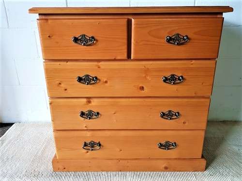 A wonderful vintage Solid Oregon 5-drawer chest of drawers with ornate handles & ample storage space