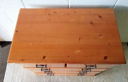 A wonderful vintage Solid Oregon 5-drawer chest of drawers with ornate handles & ample storage space