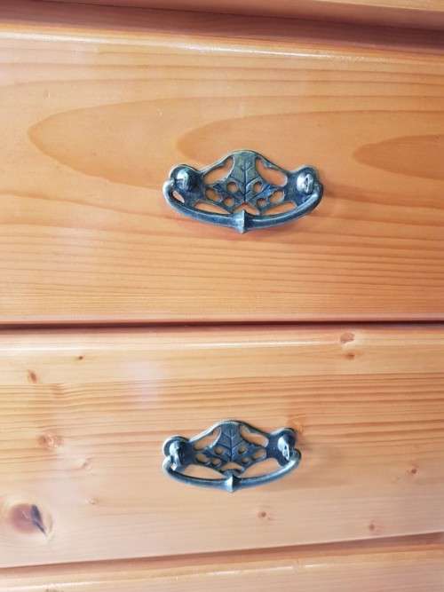 A wonderful vintage Solid Oregon 5-drawer chest of drawers with ornate handles & ample storage space