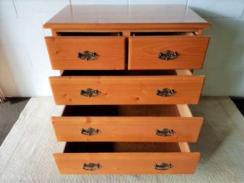 A wonderful vintage Solid Oregon 5-drawer chest of drawers with ornate handles & ample storage space