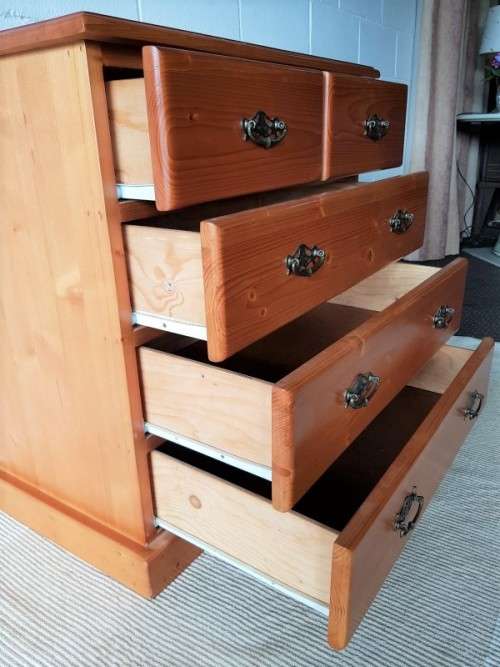 A wonderful vintage Solid Oregon 5-drawer chest of drawers with ornate handles & ample storage space