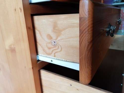 A wonderful vintage Solid Oregon 5-drawer chest of drawers with ornate handles & ample storage space