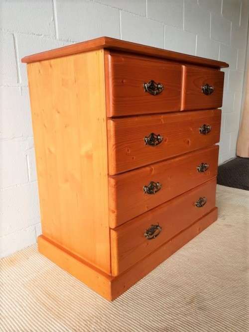 A wonderful vintage Solid Oregon 5-drawer chest of drawers with ornate handles & ample storage space