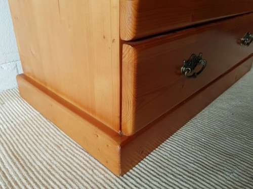 A wonderful vintage Solid Oregon 5-drawer chest of drawers with ornate handles & ample storage space