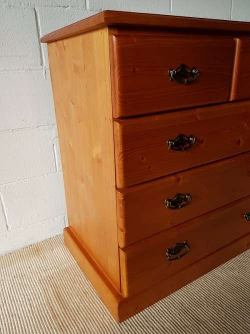 A wonderful vintage Solid Oregon 5-drawer chest of drawers with ornate handles & ample storage space