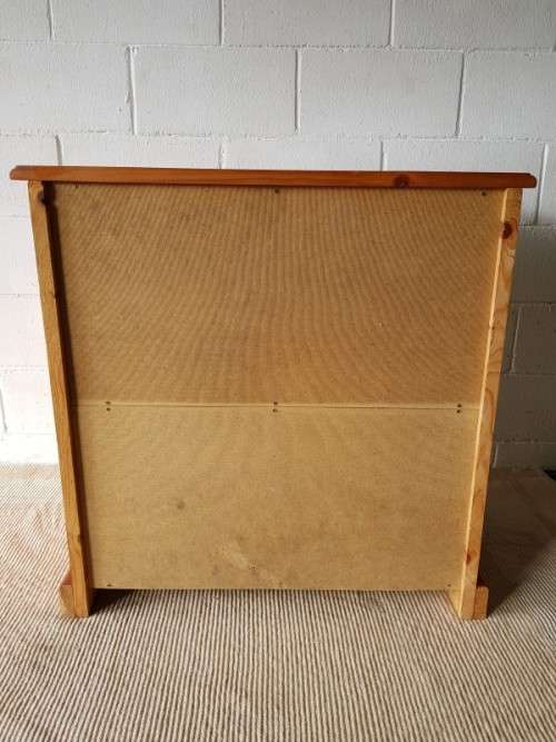 A wonderful vintage Solid Oregon 5-drawer chest of drawers with ornate handles & ample storage space