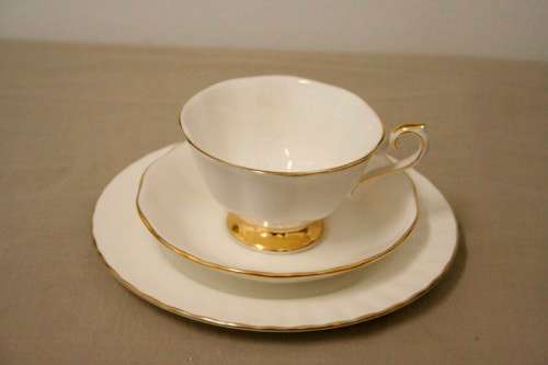 Stunning Royal Albert bone china Val Dór series trio incl the teacup, saucer & cake plate - RS17Sale