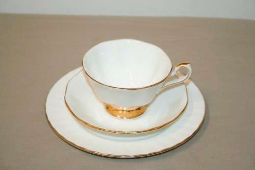 Stunning Royal Albert bone china Val Dór series trio incl the teacup, saucer & cake plate - RS17Sale