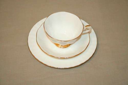 Stunning Royal Albert bone china Val Dór series trio incl the teacup, saucer & cake plate - RS17Sale
