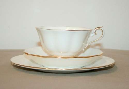 Stunning Royal Albert bone china Val Dór series trio incl the teacup, saucer & cake plate - RS17Sale