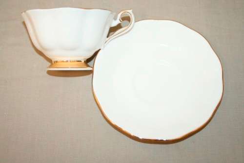 Stunning Royal Albert bone china Val Dór series trio incl the teacup, saucer & cake plate - RS17Sale