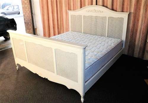A magnificent "Block and Chisel" King-size bed set. frame, headboard, footboard and mattress!RS17Bed