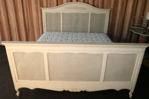 A magnificent "Block and Chisel" King-size bed set. frame, headboard, footboard and mattress!RS17Bed