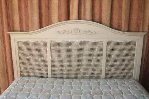 A magnificent "Block and Chisel" King-size bed set. frame, headboard, footboard and mattress!RS17Bed